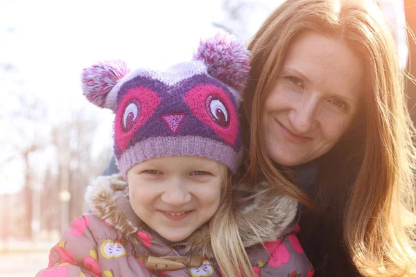 Madre con hija al aire libre — Foto de Stock