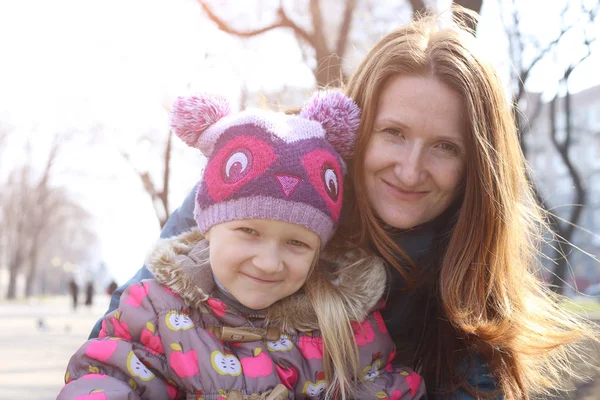 Madre con hija al aire libre — Foto de Stock