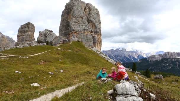 Kızlar yürüyüşçü yakınındaki Cinque Torri kuleleri dinlenme — Stok video