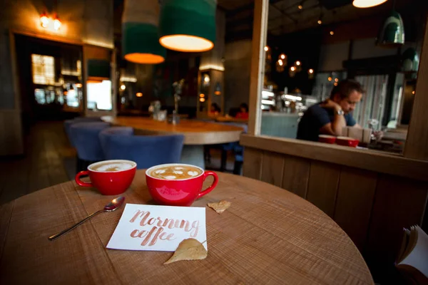 Morgenkaffee in einem Café — Stockfoto