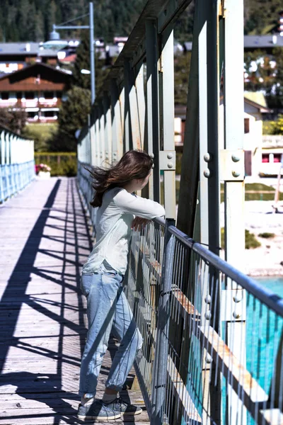 Teen ragazza a piedi su un ponte — Foto Stock