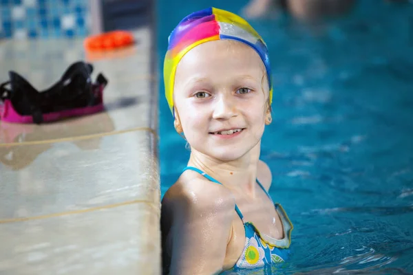 Menina na piscina — Fotografia de Stock