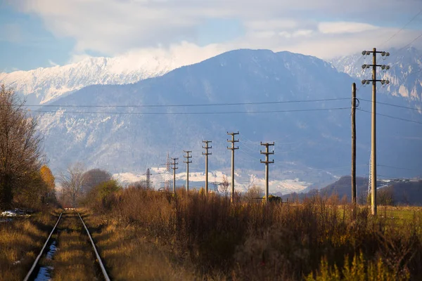 Ferrocarril que conduce a las montañas nevadas de otoño —  Fotos de Stock