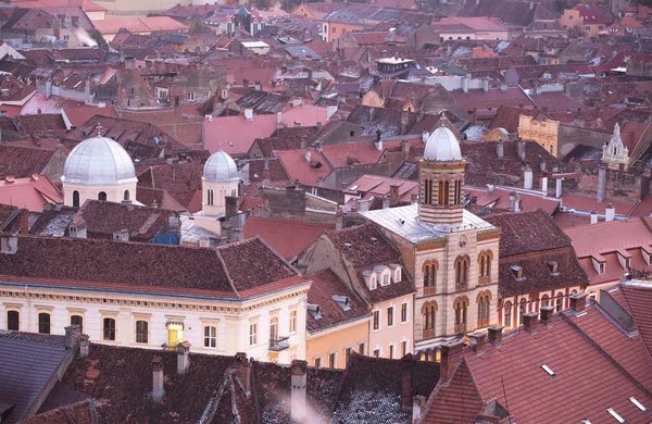 Pohled na osvětlený večer starobylého města Brasov, Rumunsko — Stock fotografie