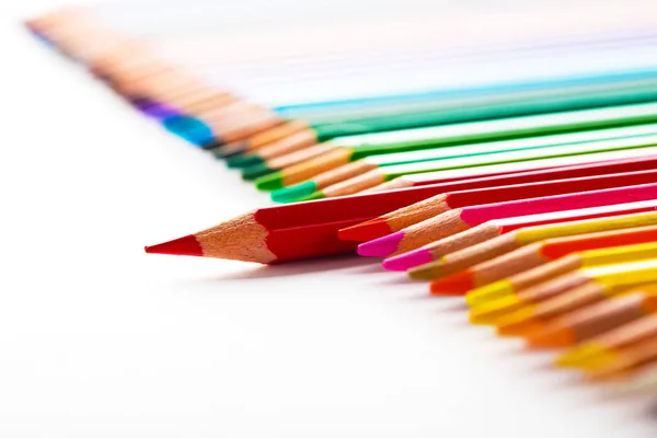 Ledarskap-konceptet med en blyertspenna stående ut mängden av othe — Stockfoto
