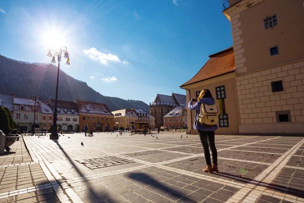 Vista de la plaza principal en el Brasov — Foto de Stock