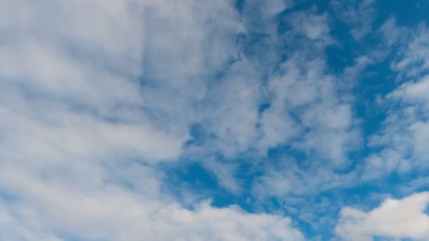 Beyaz Bulutların Üstünde Mavi Gökyüzü Timelapse — Stok video