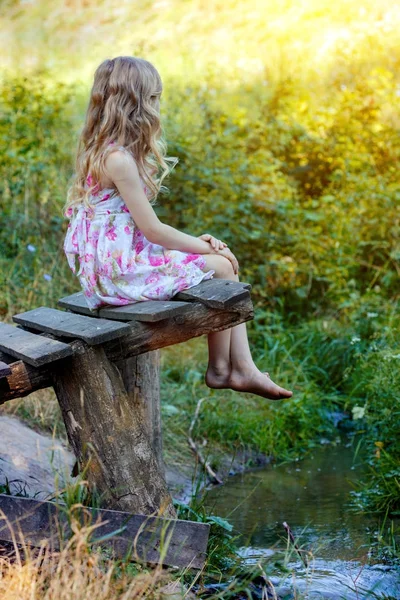 Mädchen im Wald — Stockfoto