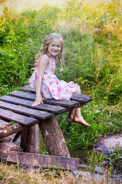 Chica en el bosque — Foto de Stock