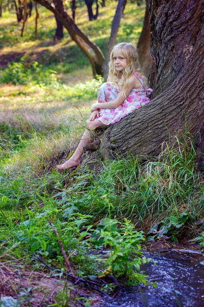 Menina na floresta — Fotografia de Stock