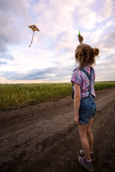 Девушка с воздушным змеем — стоковое фото