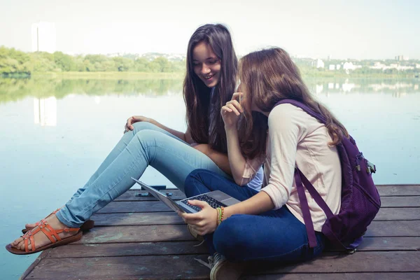 Dos chicas adolescentes —  Fotos de Stock