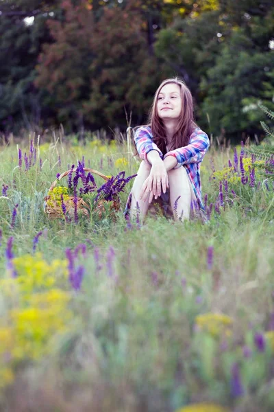 초원에 아름 다운 소녀 — 스톡 사진