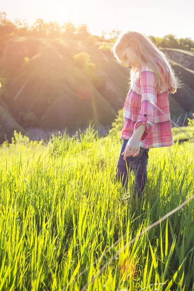 Estate - ragazza all'aperto — Foto Stock