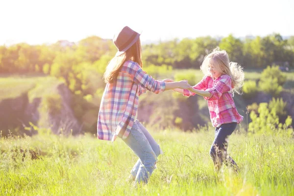 草原で女の子姉妹 — ストック写真
