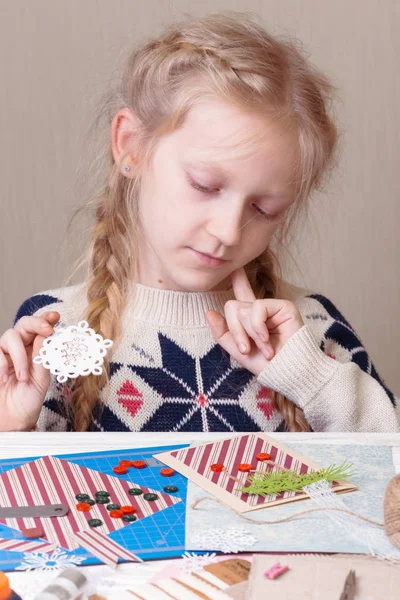 Liten flicka göra en New Year's kort — Stockfoto