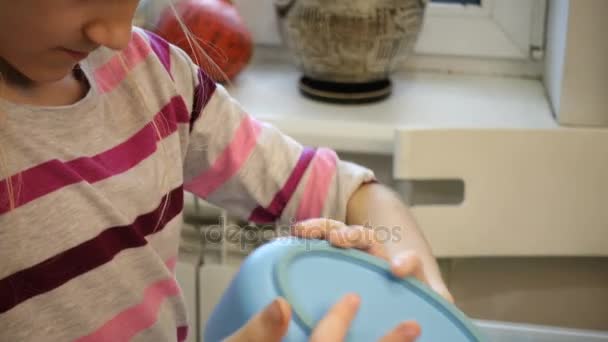 Bambino Ragazza Cucinare Una Torta Presso Cucina Privata — Video Stock