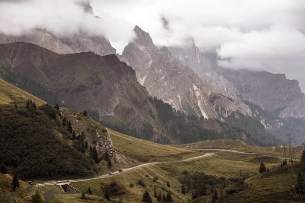 Horská silnice v pohoří Dolomity — Stock fotografie