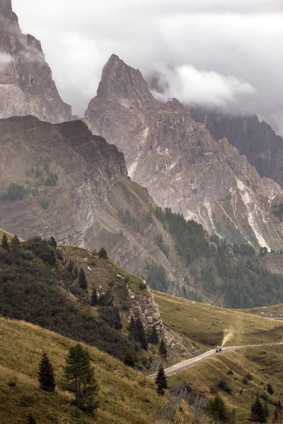 Camino de montaña en las montañas Dolomitas —  Fotos de Stock