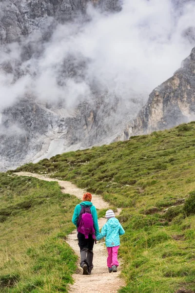 Turisztikai lányok a Dolomitok — Stock Fotó