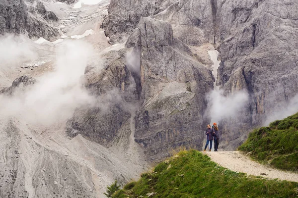 Turisztikai lányok a Dolomitok — Stock Fotó