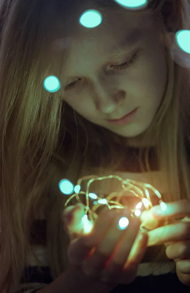 Christmas garland i händerna — Stockfoto
