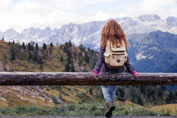 Meisje kijkend naar de bergen — Stockfoto