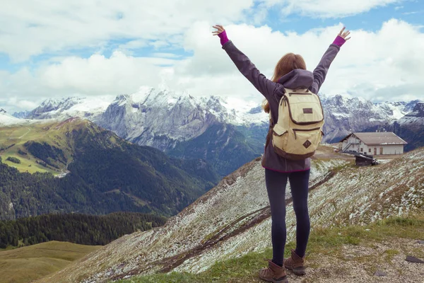 Mädchen mit Blick auf die Berge — Stockfoto