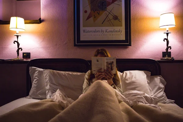 Girl is reading a book — Stock Photo, Image