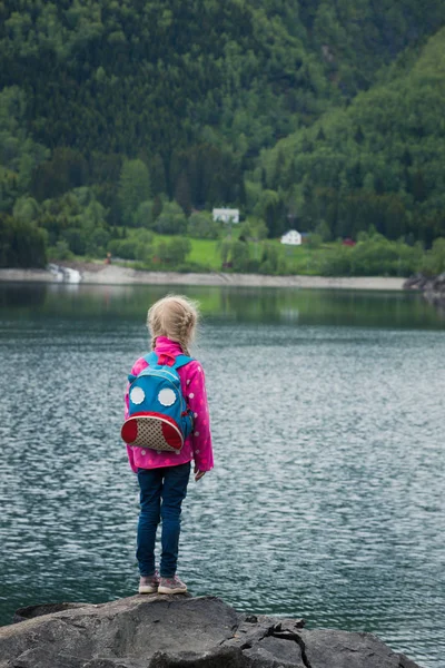 ノルウェーの湖の岸で金髪少女 — ストック写真