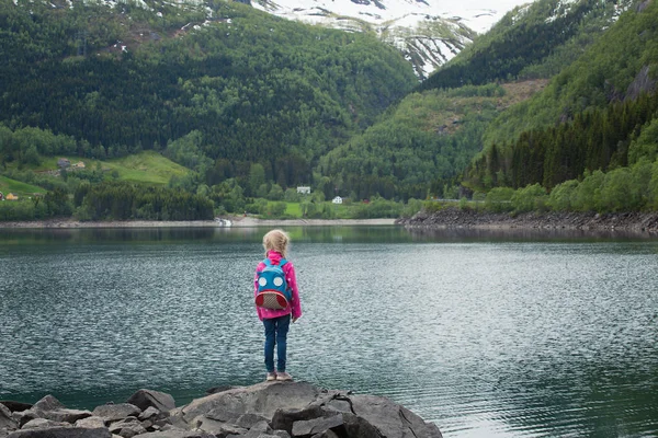 Niña rubia en la orilla del lago noruego — Foto de Stock