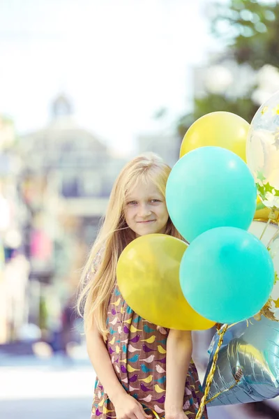 Chica con globo —  Fotos de Stock