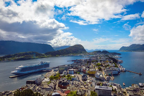 Vista para a cidade de Alesund — Fotografia de Stock