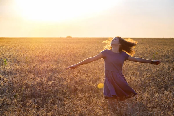 Menina no campo — Fotografia de Stock