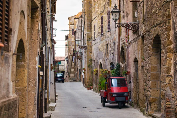 Piaggio Ape en la calle vacía — Foto de Stock