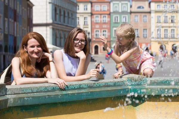 Meninas brincando na fonte — Fotografia de Stock