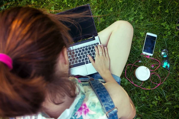 Teenager Mädchen sitzt mit einem Laptop — Stockfoto