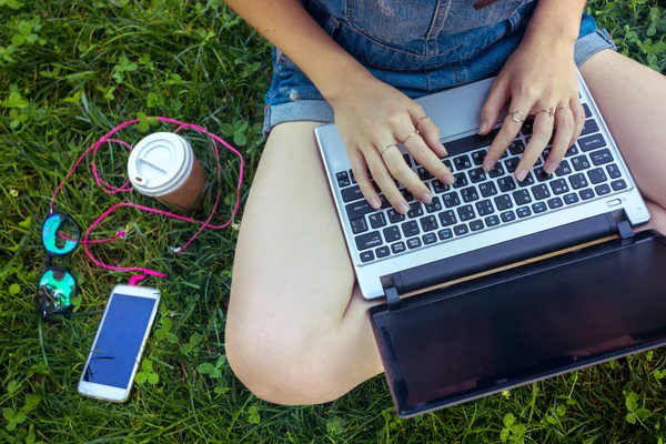 Adolescente chica sentado con un ordenador portátil —  Fotos de Stock