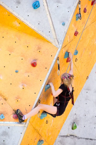 Bambina che si arrampica sul muro — Foto Stock