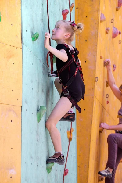 Kleines Mädchen klettert die Wand hinauf — Stockfoto