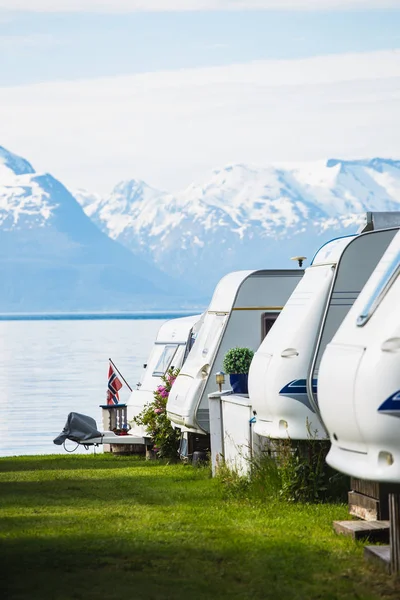 Campingplats med husvagn bilar — Stockfoto