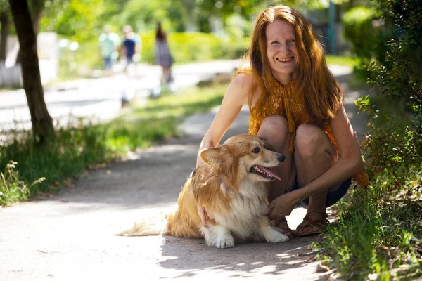 Meisje en hond — Stockfoto