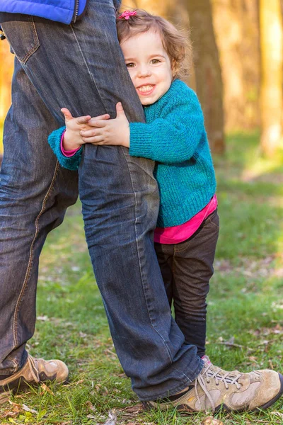 少女の笑顔とお父さんの足 ファミールを抱き締める — ストック写真