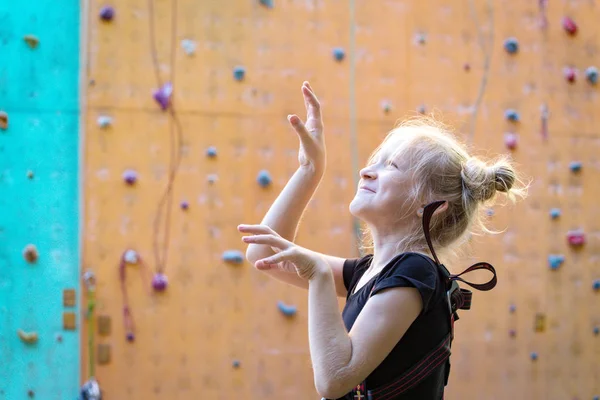 Niña subiendo por la pared — Foto de Stock