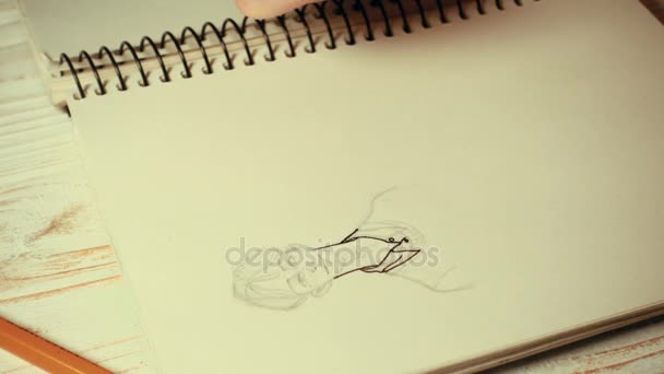 彼女のメモ帳に鉛筆でスケッチを描いている女の子 — ストック動画