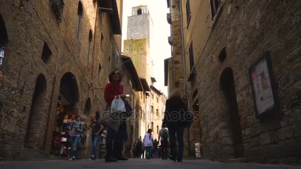 Tuscany Italia Abril 2017 Personas Las Calles San Gimignano Toscana — Vídeos de Stock