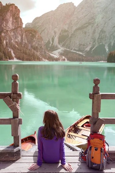 Дівчина backpacker дивлячись на Braies озеро — стокове фото