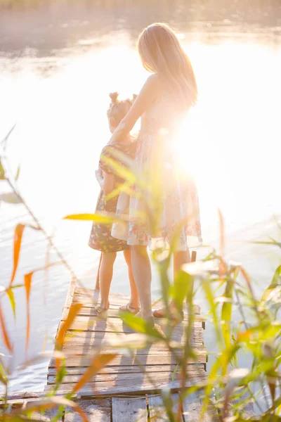 Anne ve kızı iskelede duran — Stok fotoğraf
