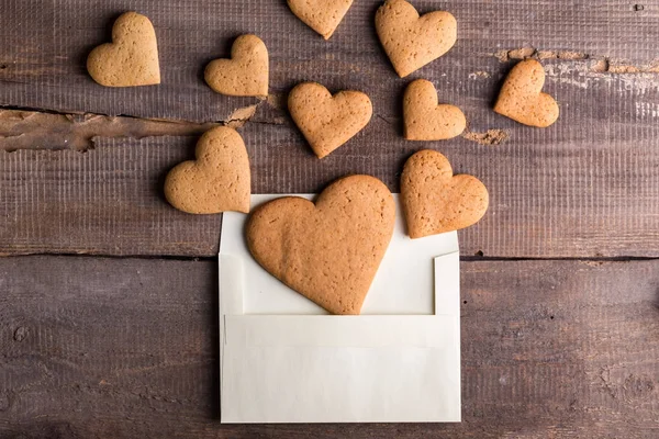 Gingerbread koekjes in een envelop — Stockfoto