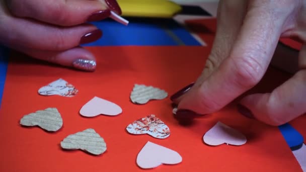 做情人节贺卡的女孩的手 — 图库视频影像